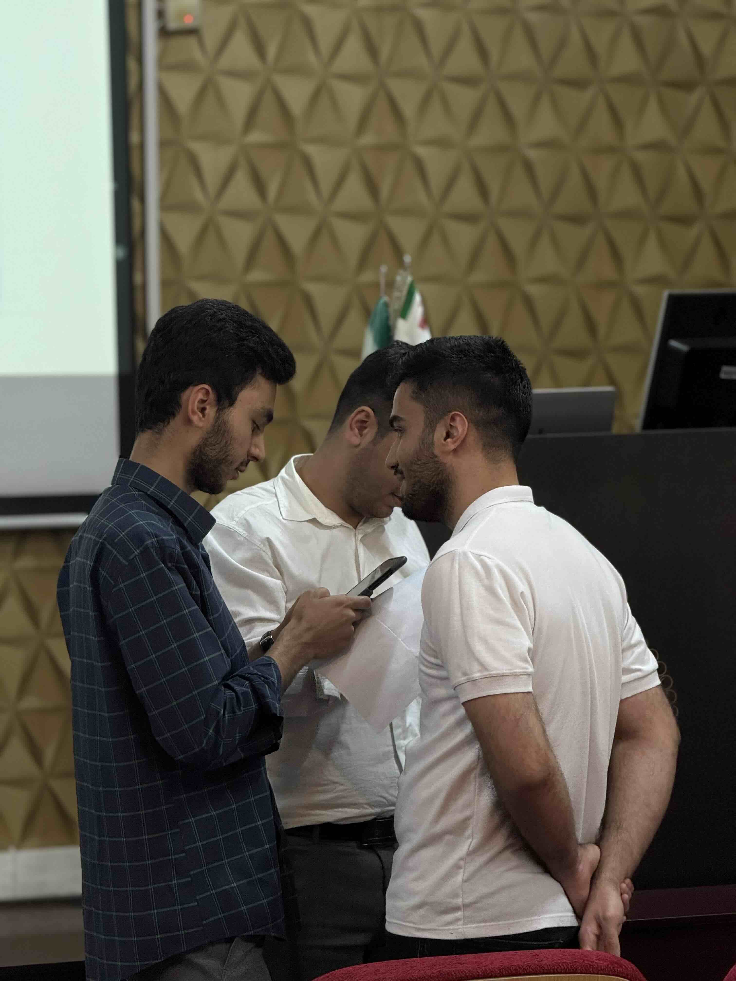 علیرضا بهمنی در محیط کار